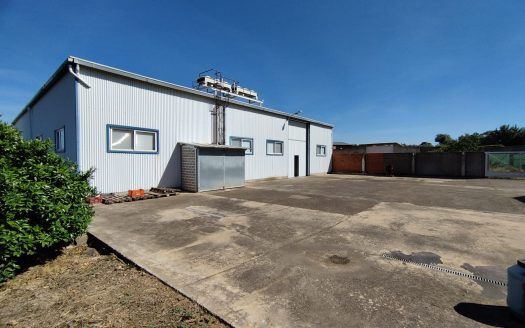 Nave industrial con viviendas, piscina y parcela en venta en Montehermoso.