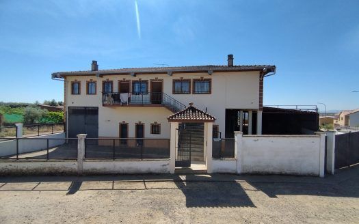 Fantástico chalet con piscina, parcela y nave industrial en venta,Montehermoso.
