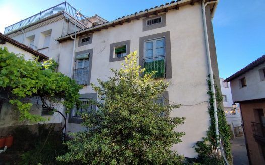 Conjunto de dos viviendas y terreno urbano en venta, en Jarandilla de la Vera.