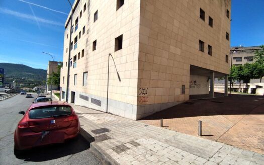 Local comercial en alquiler, frente al Carrefour (Plasencia)