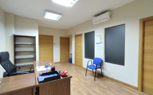 ¡Oportunidad única en Plasencia, junto al Puente de Trujillo! Se vende oficina con posibilidad de cambio de uso a vivienda.