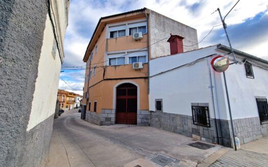 Amplio piso en Venta en Carcaboso, Junto a la Plaza de España