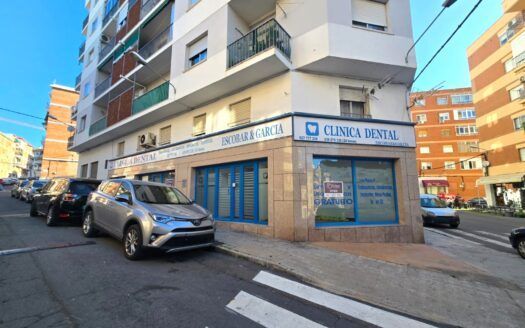 ¡Gran oportunidad! Vivienda con local en esquina en el barrio de Miralvalle, Plasencia