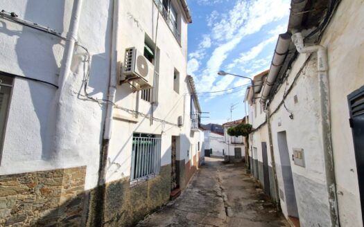 ¡Oportunidad en Serradilla! Casa en venta en entorno tranquilo