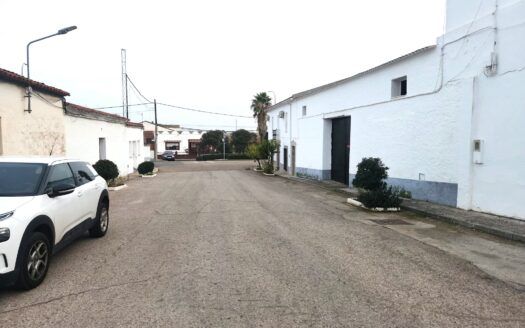 En venta dos naves y un solar en Puebla del Prior (Badajoz)