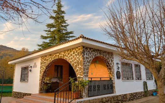 Chalet con piscina y espectaculares vistas en pleno Valle del Jerte