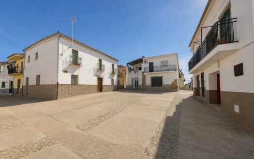 Casa con gran potencial en Casas de Millán, amplia, luminosa y con terraza panorámica