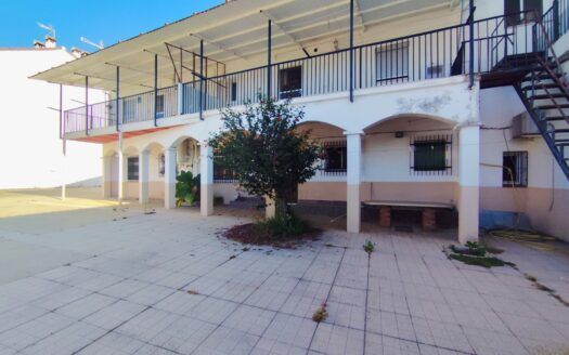 Edificio con tres viviendas y amplios espacios exteriores en Serradilla
