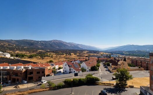 Luminoso piso en esquina con impresionantes vistas al valle